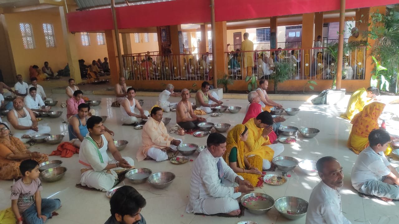 162 श्रद्धालुओं ने पूर्वजों को अर्पित की श्रद्धांजलि, कल से करेंगे शक्ति की आराधना