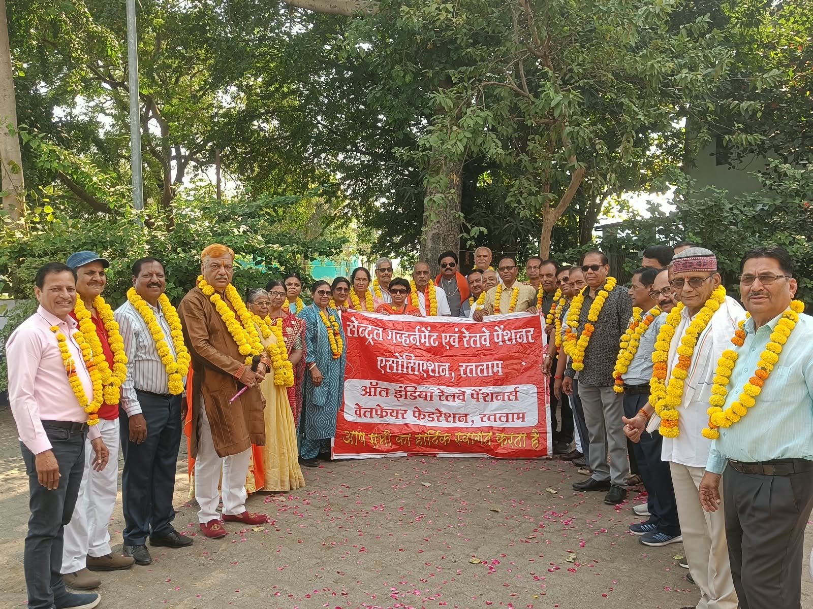 रेलवे पेंशनर ने माता रानी गढ़खगांई एवं त्रिपुरा सुंदरी मातारानी के दर्शन किए ।