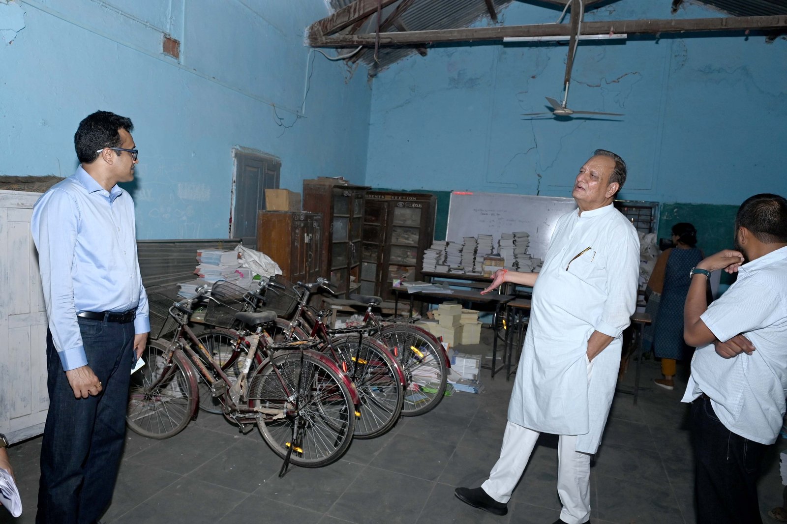 विद्यालय में शत-प्रतिशत पुस्तक वितरण नहीं होने पर कलेक्टर ने जताई नाराजगी, डीईओ को जांच कर कार्रवाई के दिए निर्देश
