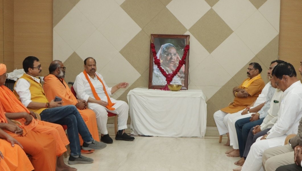 महामंडलेश्वर स्वामी देवस्वरुपानंद जी, सांसद अनिता चौहान ने दी कैबिनेट मंत्री चेतन्य काश्यप की मातुश्री को श्रद्धांजलि
