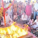 कलेक्टर श्री कटेसरिया सपत्नीक कालका माता मंदिर में हवन की पूर्णाहुति में शामिल हुए