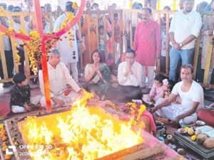 कलेक्टर श्री कटेसरिया सपत्नीक कालका माता मंदिर में हवन की पूर्णाहुति में शामिल हुए