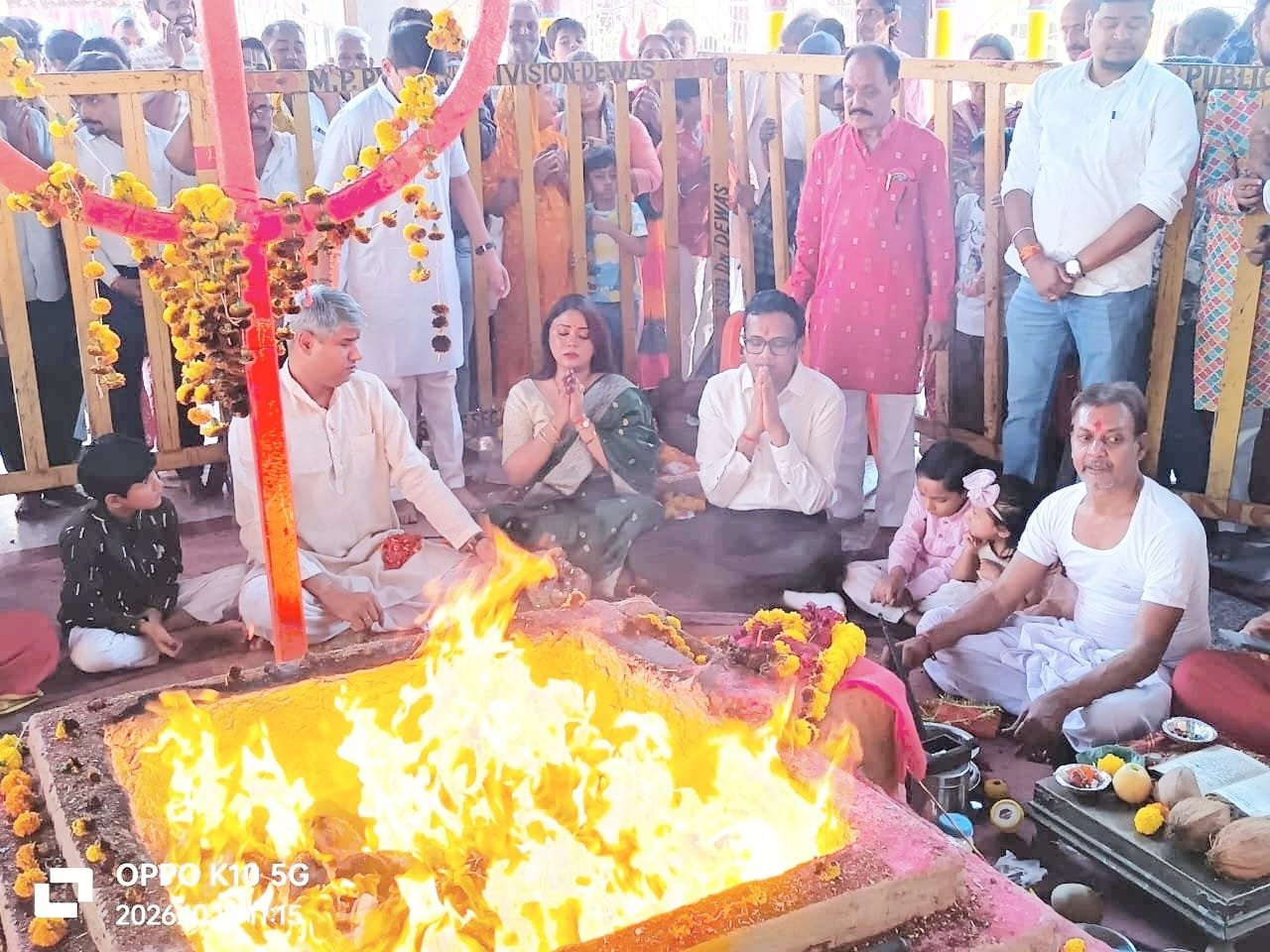 कलेक्टर श्री कटेसरिया सपत्नीक कालका माता मंदिर में हवन की पूर्णाहुति में शामिल हुए