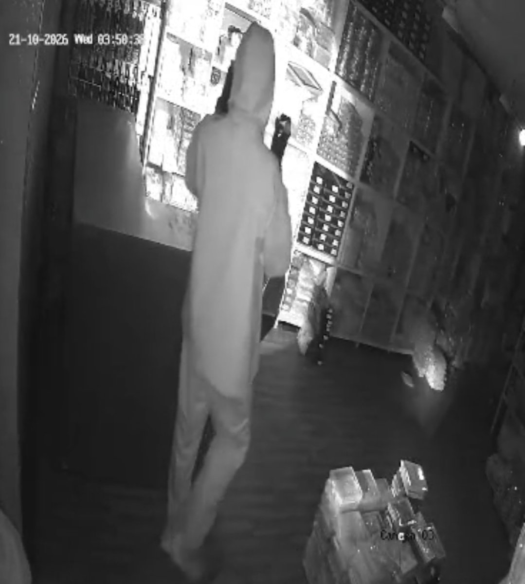रतलाम में ज्वेलर्स दुकान में चोरी: चौमुखी पुल क्षेत्र स्थित भंडारी ज्वेलर्स को तीन नकाबपोश बदमाशों ने बनाया निशाना, सीसीटीवी में कैद हुई वारदात