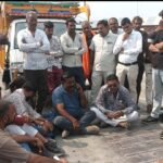 रतलाम कृषि उपज मंडी में तोल में बड़ी गड़बड़ी: 10 क्विंटल से ज्यादा कम निकला प्याज, किसानों ने किया धरना प्रदर्शन