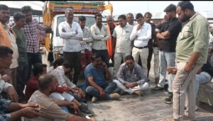 रतलाम कृषि उपज मंडी में तोल में बड़ी गड़बड़ी: 10 क्विंटल से ज्यादा कम निकला प्याज, किसानों ने किया धरना प्रदर्शन