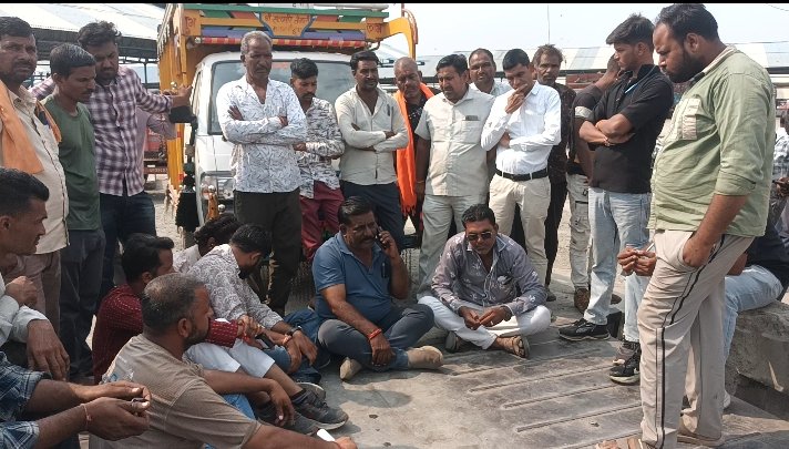 रतलाम कृषि उपज मंडी में तोल में बड़ी गड़बड़ी: 10 क्विंटल से ज्यादा कम निकला प्याज, किसानों ने किया धरना प्रदर्शन