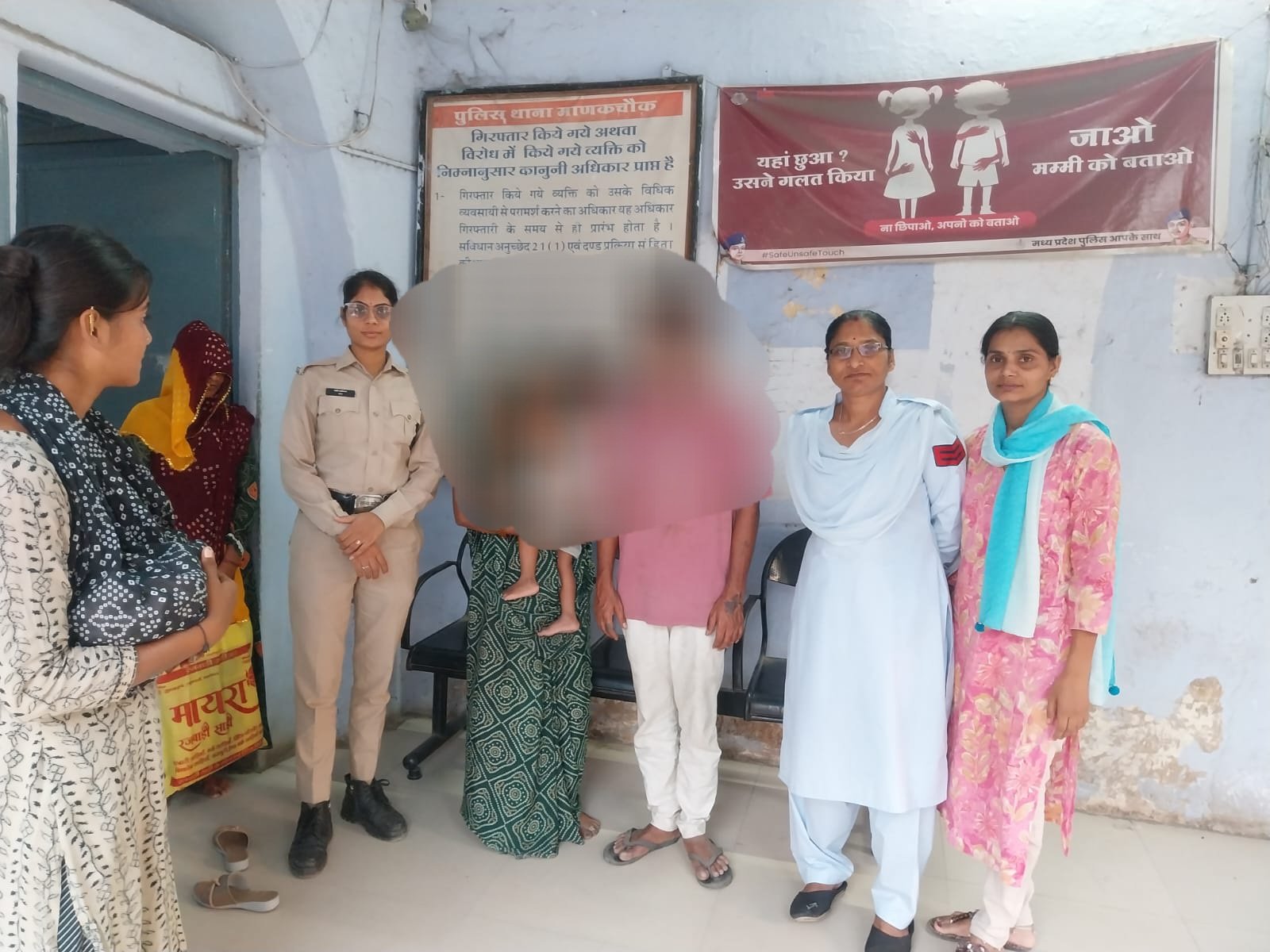 मानवता की मिसाल: सजग नागरिकों ने 2 वर्षीय बिछड़े बालक को सुरक्षित थाने पहुंचाया, पुलिस की तत्परता से परिजनों को सौंपा गया