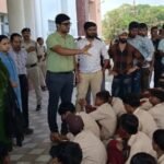 20 किमी पैदल मार्च कर कलेक्ट्रेट पहुंचे छात्र, प्रशासन में मचा हड़कंप