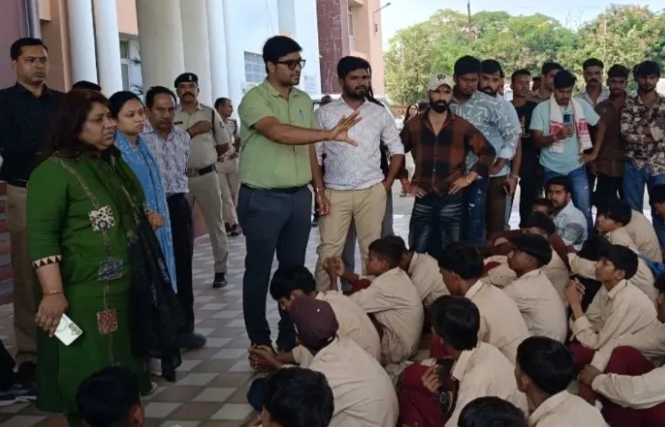 20 किमी पैदल मार्च कर कलेक्ट्रेट पहुंचे छात्र, प्रशासन में मचा हड़कंप