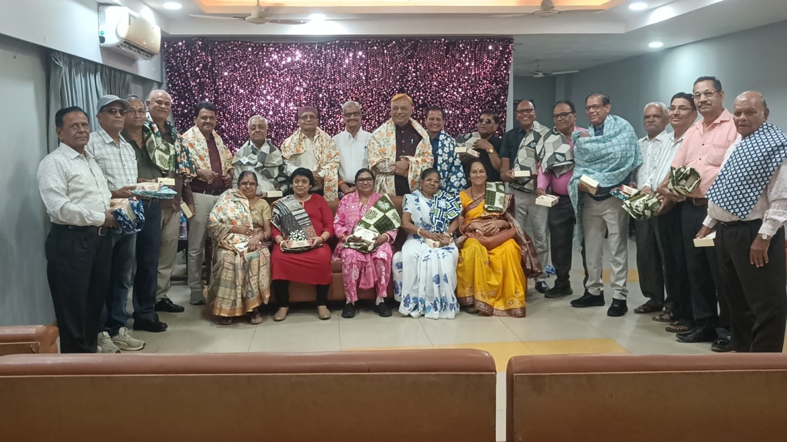 “यशोमती मैया से बोले नंदलाला” “कन्हैया किसको कहेगा तू मैया” भजनों की प्रस्तुति दी।
