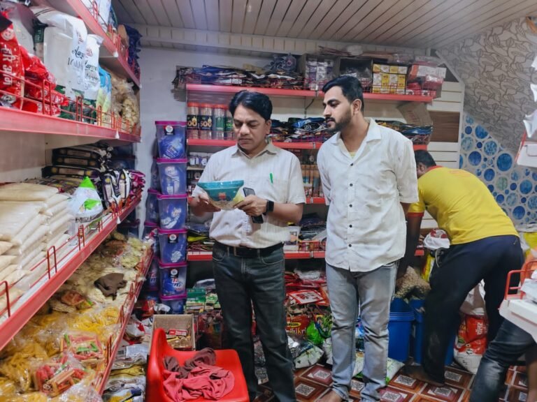 खाद्य पदार्थों की गुणवत्ता जांच के लिए विभिन्न प्रतिष्ठानों से नमूने लिए गए