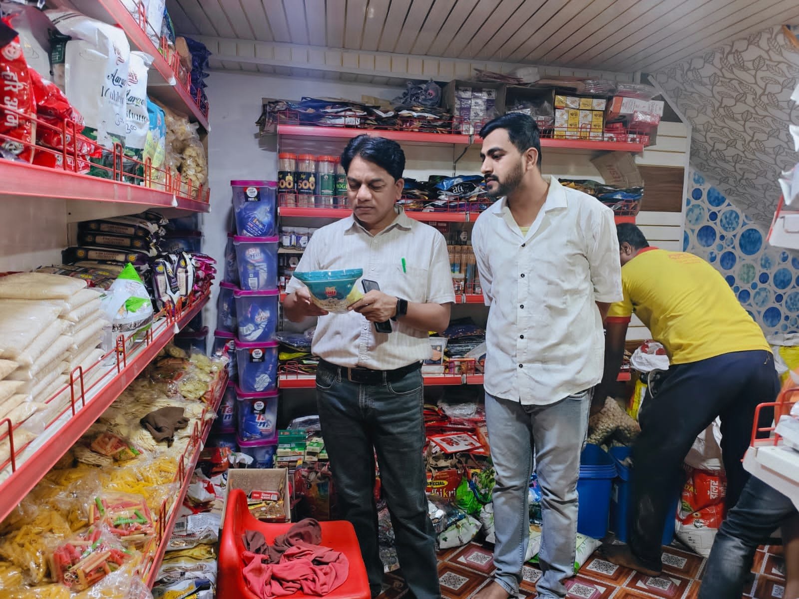 खाद्य पदार्थों की गुणवत्ता जांच के लिए विभिन्न प्रतिष्ठानों से नमूने लिए गए