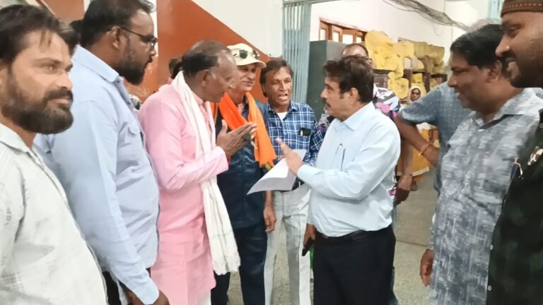 सफाई कर्मचारियों को दीपावली पूर्व 10 हजार रुपये एडवांस देने सहित विभिन्न मांगों को लेकर संघर्ष समिति ने सौंपा ज्ञापन